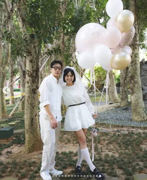 ▲黃沐妍（左）與老公穿上婚紗赴戶政事務所登記，在親友見證下步入人生新階段。（圖／翻攝自黃沐妍臉書）