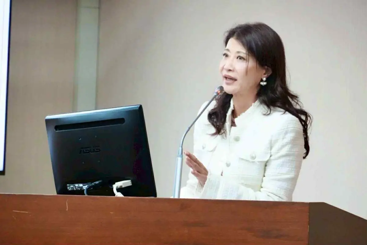 轟黃國昌與藍共推停砍年改 她諷：始終不變只有政治偷拍？