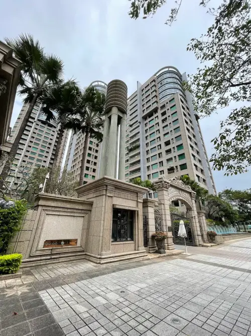 ▲知名豪宅「帝寶」也曾出現法拍屋，但幾乎都有守住每坪200萬元的價格。（圖／Google評價）