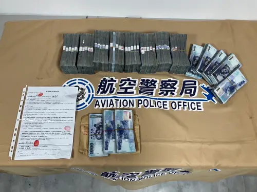 ▲查扣現金476萬元及犯案車輛(廠牌：保時捷凱燕休旅車)1部，成功攔阻詐團得逞。(圖／航空警察局高雄分局提供)