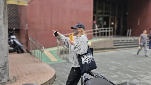 ▲林沐希出庭戴棒球帽、口罩，並穿帽Ｔ、運動褲，樸素打扮與社群照片落差不小。（圖／記者劉松霖攝）