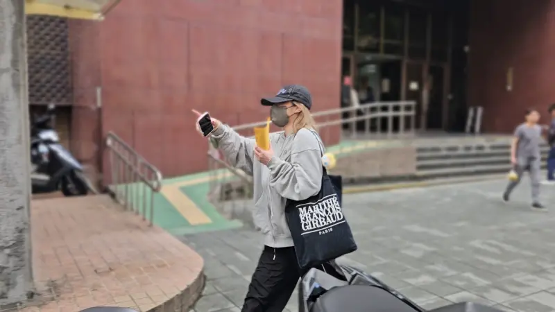   ▲林沐希出庭戴棒球帽、口罩，並穿帽Ｔ、運動褲，樸素打扮與社群照片落差不小。（圖／記者劉松霖攝）  