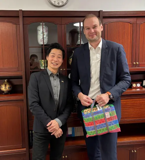 ▲身高205公分的考尼斯托，幾乎比175公分的林昶佐還要高出一個頭以上。（圖／翻攝自臉書林昶佐 Freddy Lim）