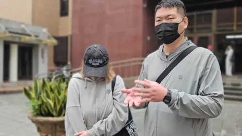 ▲陪在林沐希身旁的神祕男自稱被害者，他說願意原諒林沐希，還說這是一個天大的錯誤。（圖／記者劉松霖攝）