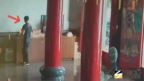 ▲廟方調閱監視器驚見一名年約40多歲男子光天化日四下無人時潛入廟內。（圖／記者莊全成攝，2025.11.05）