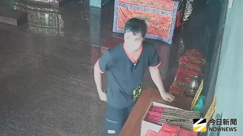 ▲竊嫌偷取香油錢放進口袋後迅速離開。（圖／記者莊全成攝，2025.11.05）