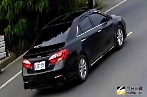 ▲竊嫌駕駛黑車自小客掛上變造車牌，已遭警鎖定。（圖／記者莊全成攝，2025.11.05）