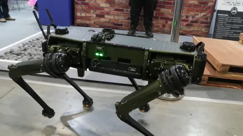 不只買無人機！國防部擬導入機器狗　投入城鎮作戰偵察殲敵