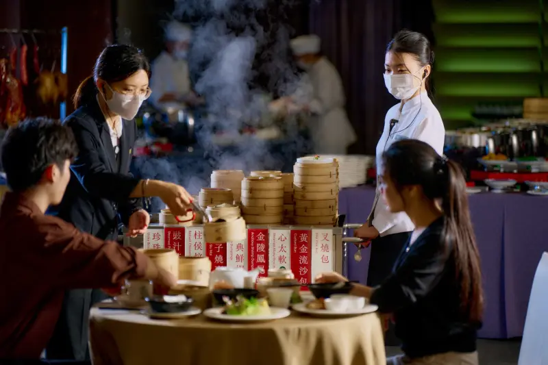 ▲台南晶英酒店中式早餐升級為營業時間至13:30的「府城茶樓」港式早午餐自助饗宴，房客優惠價每位成人只要660元，各式港點以懷舊推車桌邊供應。（圖／取自台南晶英臉書）