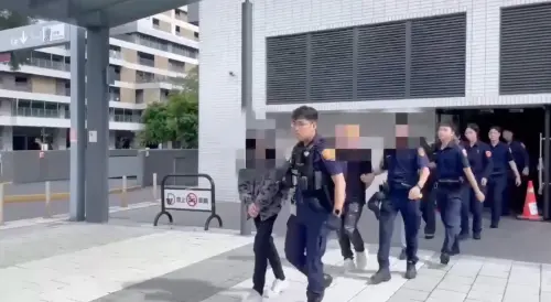 ▲信義德州撲克驚見女網紅。（圖／翻攝畫面）