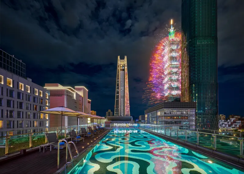 ▲台北艾麗 希爾頓格芮精選酒店公布今年跨年活動，其中面台北101的7樓空中花園，推出戶外泳池花園倒數派對，每位5000元。（圖／台北艾麗提供）