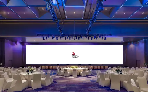 ▲高雄萬豪酒店「迎光翱翔2026跨年派對」將在挑高11米的8樓萬享宴會廳舉行，於1100吋的巨幅LED螢幕即時轉播義大世界長達999秒的跨年高空煙火秀。（圖／高雄萬豪提供）