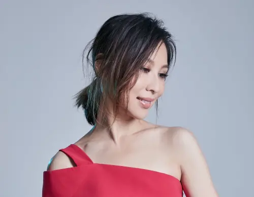 ▲高雄萬豪酒店「迎光翱翔2026跨年派對」邀請有「療癒天后」美稱的實力派歌手林凡LIVE演出。（圖／高雄萬豪提供）