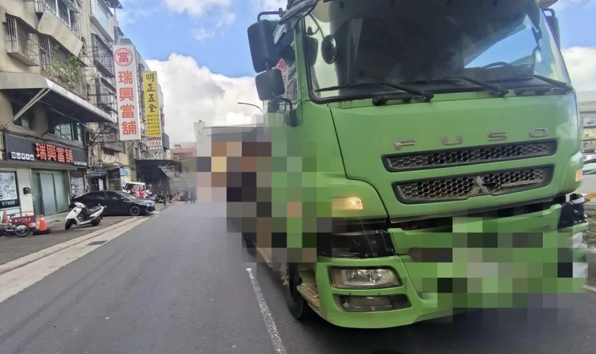 鶯歌路人過馬路斷魂！遭砂石車猛撞「卡車底當場被輾過」爆頭慘死