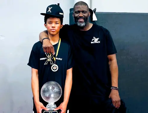 ▲陳以傑，小萊德Isaiah Rider Jr（左）與父親萊德（右）合影。（圖／小萊德母親凡尼莎提供）