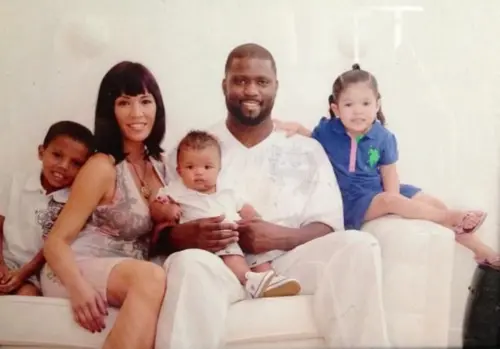 ▲陳以傑，小萊德Isaiah Rider Jr（左）與父親萊德（右）合影。（圖／小萊德母親凡尼莎提供）