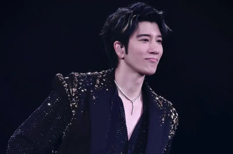 王力宏輸給機器人？演唱會突趴地站不起來　項鍊卡住緊張畫面曝光