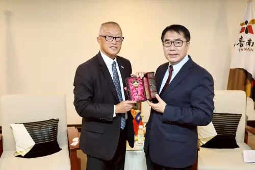 ▲市長黃偉哲致贈「台南市鑰」給友誼市托倫斯市市長陳光豪 (左) 。（圖／南市府提供）