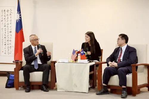 ▲美國加州托倫斯市市長陳光豪針對城市治理經驗與台南市長黃偉哲進行分享與交流。（圖／南市府提供）