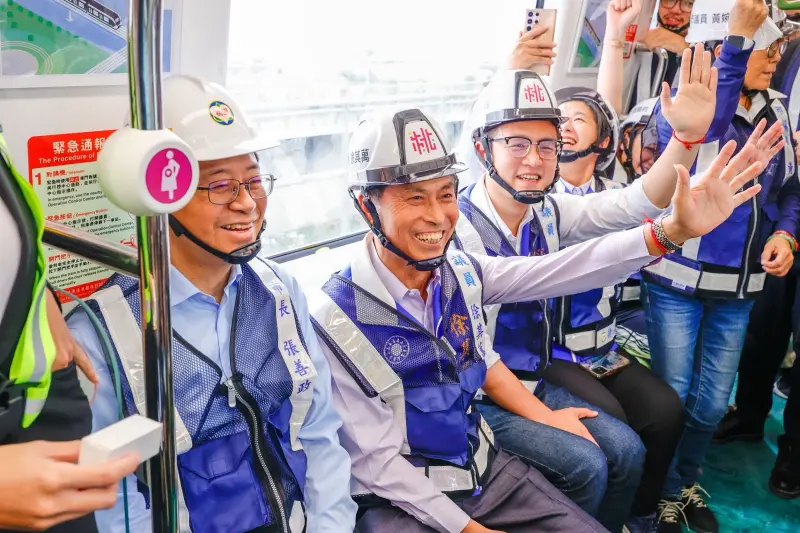 ▲桃園市長張善政，與來賓乘坐列車進行測試及開放有獎徵答。（圖／桃園捷運）