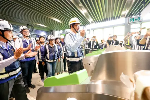 ▲桃園市長張善政抵達G13站感應進入活動現場。（圖／桃園捷運）