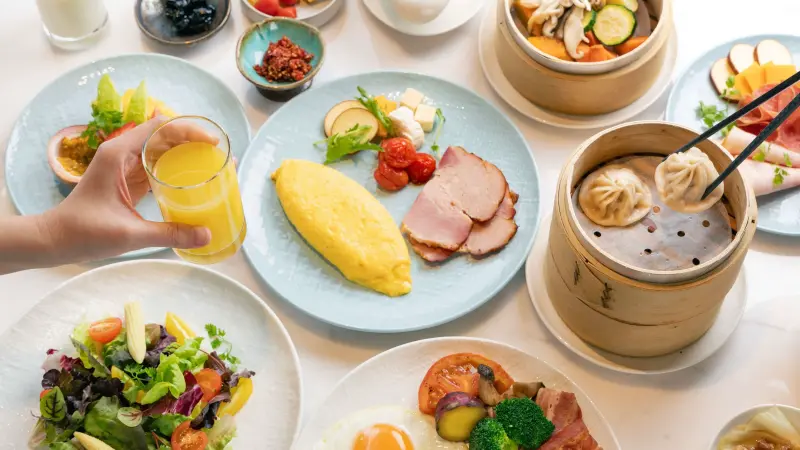 ▲透過酒店官網預訂「一泊滿食」住房專案，入住即可獲贈「滿食護照」，一次體驗館內五間餐廳的經典料理。（圖／高雄日航酒店提供）