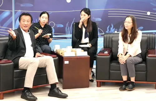 ▲海洋委員會政務副主任委員黃向文(右1)與菲律賓巴丹群島省長 Ronald P. Aguto, Jr.(左1)，雙方就海洋文化合作進行交流，期以人文繪出新航路，開啟雙方友好新里程碑。(圖／海洋委員會提供)