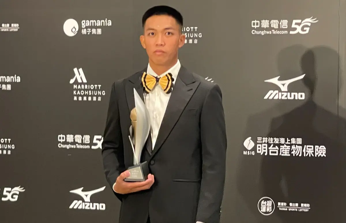 ▲台鋼雄鷹當家終結者林詩翔出席頒獎典禮，坦言自己很緊張，而他脖子上的大型領結也受到矚目，他笑說是球隊吉祥物「雞柳條」尾巴上的同款造型。（圖／記者林子翔攝）