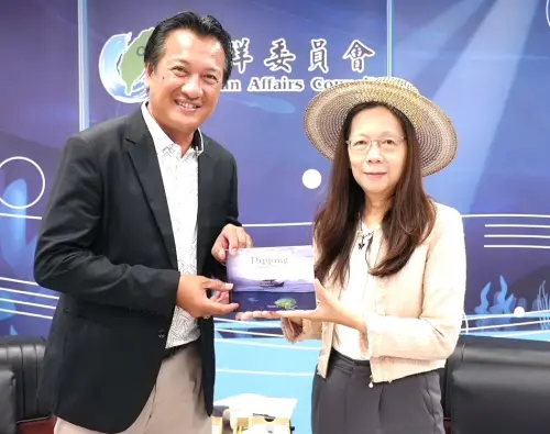 ▲海洋委員會政務副主任委員黃向文(右)與菲律賓巴丹群島省長 Ronald P. Aguto, Jr.(左)互送紀念品。(圖／海洋委員會提供)