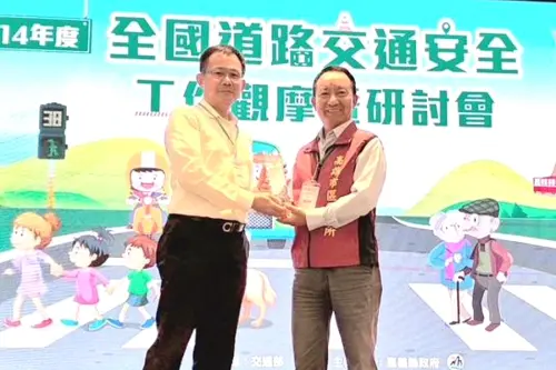 ▲公路局高雄市區監理所獲交通部第17屆道安創新貢獻獎之殊榮，由高雄市區監理所所長劉育麟(右)代表受獎。(圖／高雄市區監理所提供)