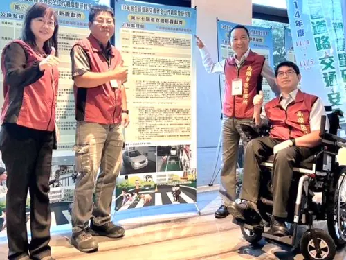 ▲高雄市區監理所所長劉育麟(右2)說明獲交通部第17屆道安創新貢獻獎的情形。(圖／高雄市區監理所提供)