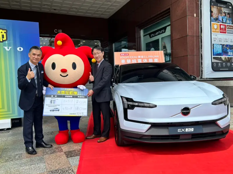 ▲中友百貨購物節壓軸抽百萬休旅車，由僅消費一杯星巴克咖啡的鍾小姐抽中，（圖／中友百貨提供）