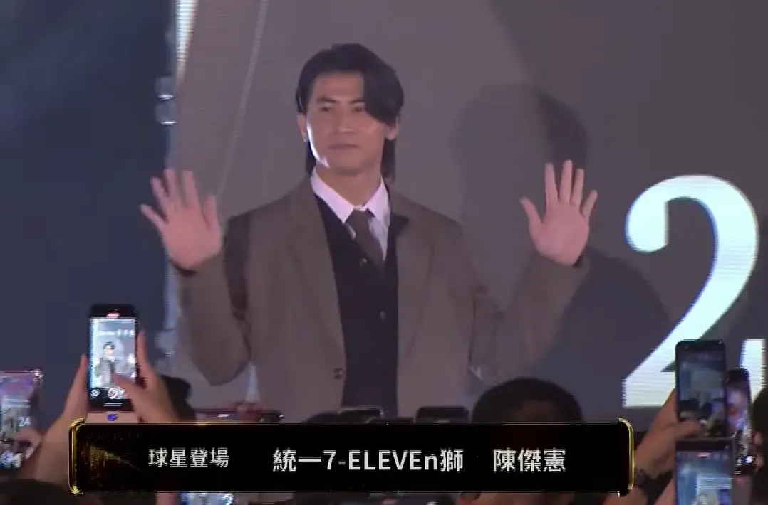 中職頒獎典禮／陳傑憲正裝帥氣走紅毯！「他」一登場全場爆發尖叫