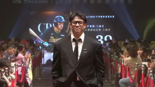 ▲地主球隊台鋼雄鷹球星吳念庭，出席中華職棒頒獎典禮，也吸引許多球迷尖叫，他以名牌CHANEL西裝搭配眼鏡造型亮相，展現出帥氣暖男形象。（圖／CPBL中華職棒youtube）