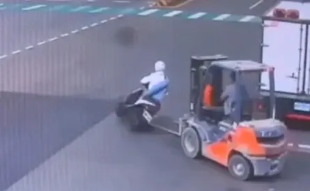 桃園堆高機突左切！直行機車閃不及撞上牙叉 騎士噴飛慘摔全身傷