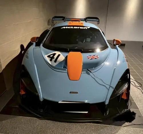 ▲太子集團涉跨國詐欺洗錢案，台調查局查扣其在和平大苑豪宅地下車庫的豪車資產，最新又查扣一批超跑，此輛為價值1.1億元、全球限量500輛的麥拉倫McLaren Senna。（圖／翻攝畫面）