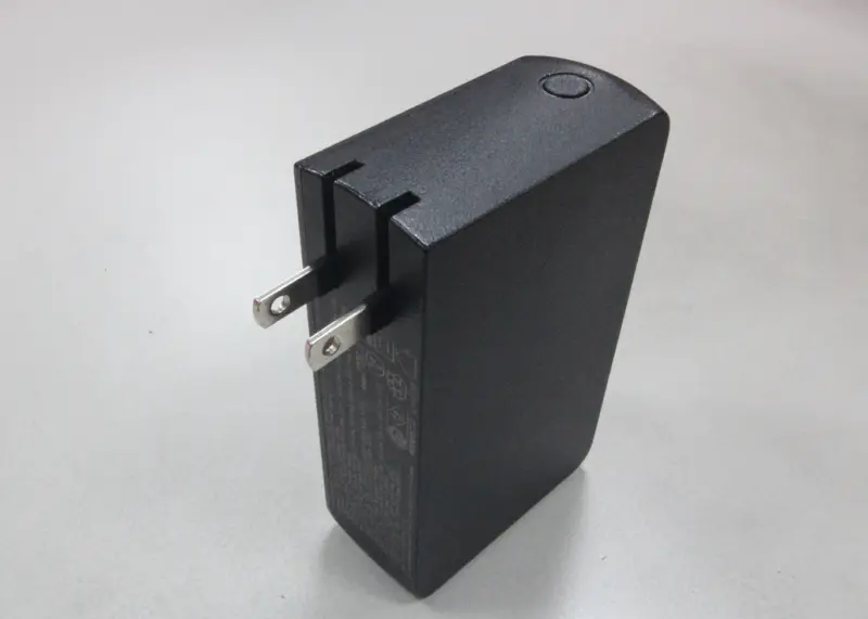 ▲附贈AC插座的行動電源，可以省去再帶一顆電源供應器的空間。圖為示意圖，非有問題產品。（圖／記者鍾泓良攝影）