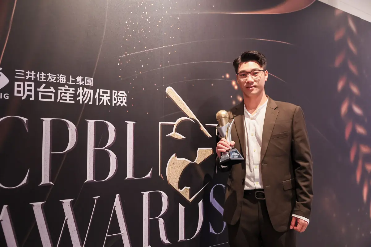 中職／李振昌勇奪東山再起獎！自嘲「我老了」 化身眼鏡男有原因