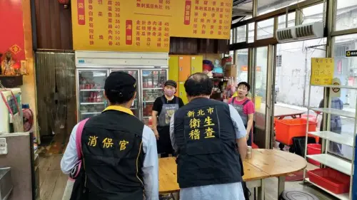 ▲滷肉飯名店改用「素肉」，消保官勸導要主動告知顧客。（圖／新北消保官提供）