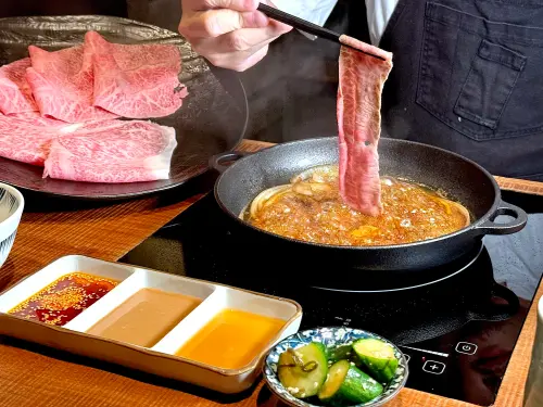 ▲WAGYU CLUB提供涼拌小黃瓜，橙醋、胡麻醬和青花椒辣油3款沾醬搭配。（圖／記者蕭涵云攝）