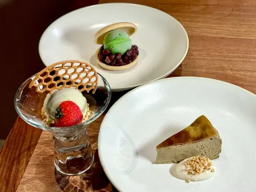 ▲自家製甜點，左起：香草冰淇淋、和風抹茶最中餅、焙茶巴斯克蛋糕。（圖／記者蕭涵云攝）