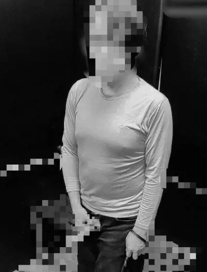 ▲台中黃姓男子2020年曾涉妨害風化獲緩起訴，今年再犯，穿女裝配假陽具多次街頭「遛鳥自拍」，嚇壞路人。（圖／翻攝畫面）