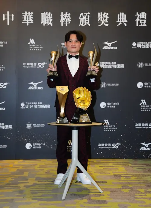 ▲味全龍當家二壘手李凱威，一口氣抱回安打王、盜壘王、金手套二壘手與最佳九人二壘手4項大獎，成打者最大贏家。（圖／中華職棒提供）