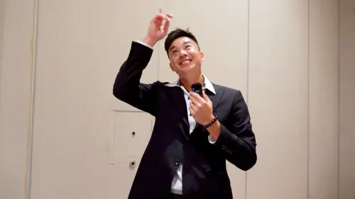 ▲黃子鵬幫隊友威能帝領取年度MVP獎項，不僅學西語恭喜威能帝，還在下台前比出威能帝的招牌動作來致敬他，展現滿滿的隊友之愛。（圖／記者陳云茹攝,2025.11.05）