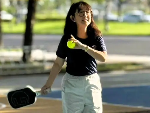 ▲周曉琴手持球拍與球分享推廣理念，她是讓匹克球從宜蘭走向世界的重要推手。（圖／仙蒂嬤愛打匹克球 FB粉絲團）