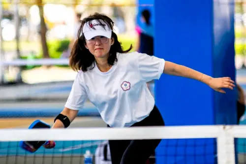 ▲周曉琴親自下場參賽，以行動支持選手與隊伍，傳遞「身體力行推廣運動」的精神。（圖／仙蒂嬤愛打匹克球 FB粉絲團）