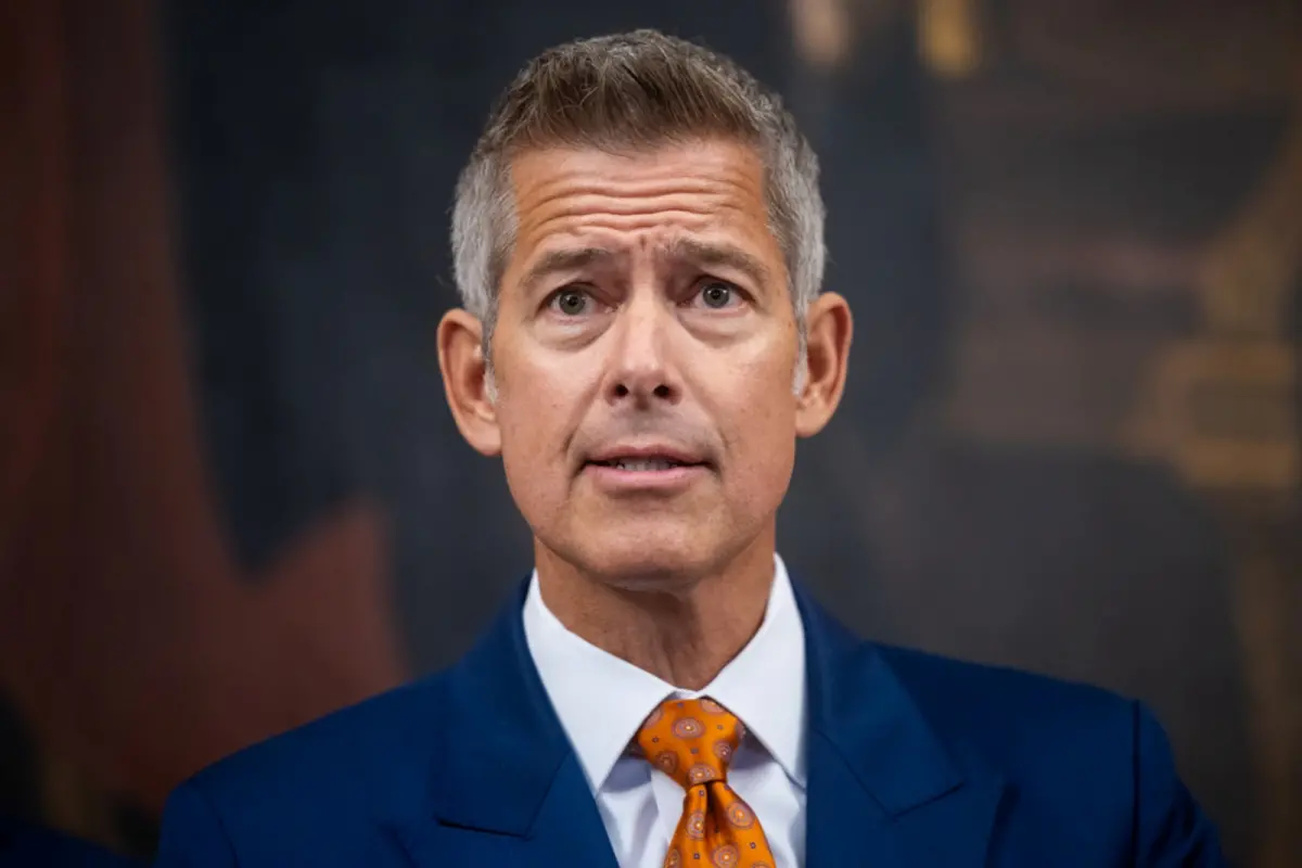 ▲美國運輸部長達菲（Sean Duffy）週三宣布，將在美國國內約40個主要機場，削減10%的運力，並警告若政府關門危機持續，不排除將採取更多行動。（圖／美聯社／達志影像）