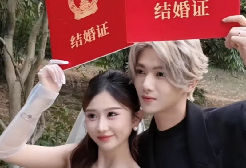 ▲中國網紅「鹿哈」凌達樂（右）和愛情長跑8年的兔兔結婚了，並表示結婚不是衝動，是深思熟慮的決定，引來大批粉絲祝福。（圖／翻攝自微博＠我被安利了）