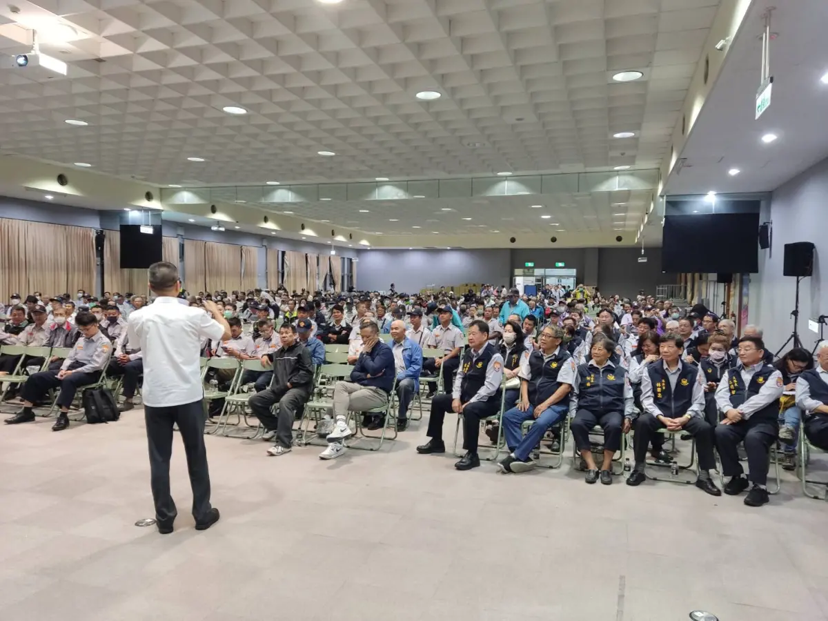 ▲守望相助常年訓練首堂課程即由分局長劉其賢講授「守望相助隊協勤任務及運用民力加強治安情資蒐集」（圖/記者鄧力軍翻攝）