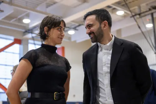 ▲ 曼達尼與妻子投票當天現身投票站。（圖／美聯社／達志影像）